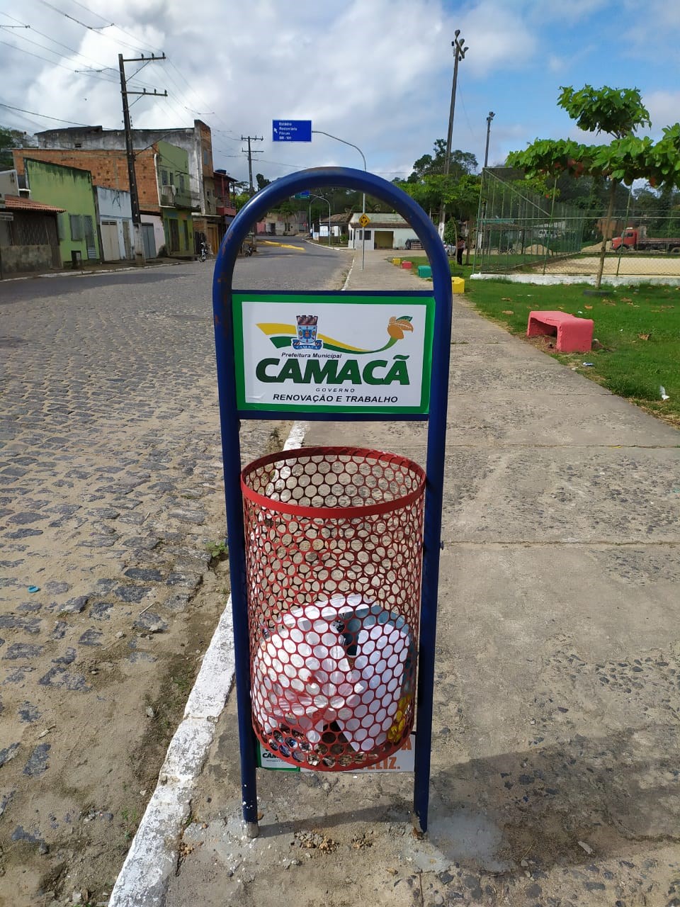 Camacã: Novas lixeiras estão sendo colocadas na cidade
